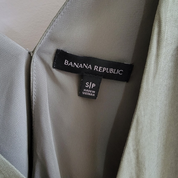 Banana Republic Brand NEW women's Top, olive green, - Picture 3 of 3